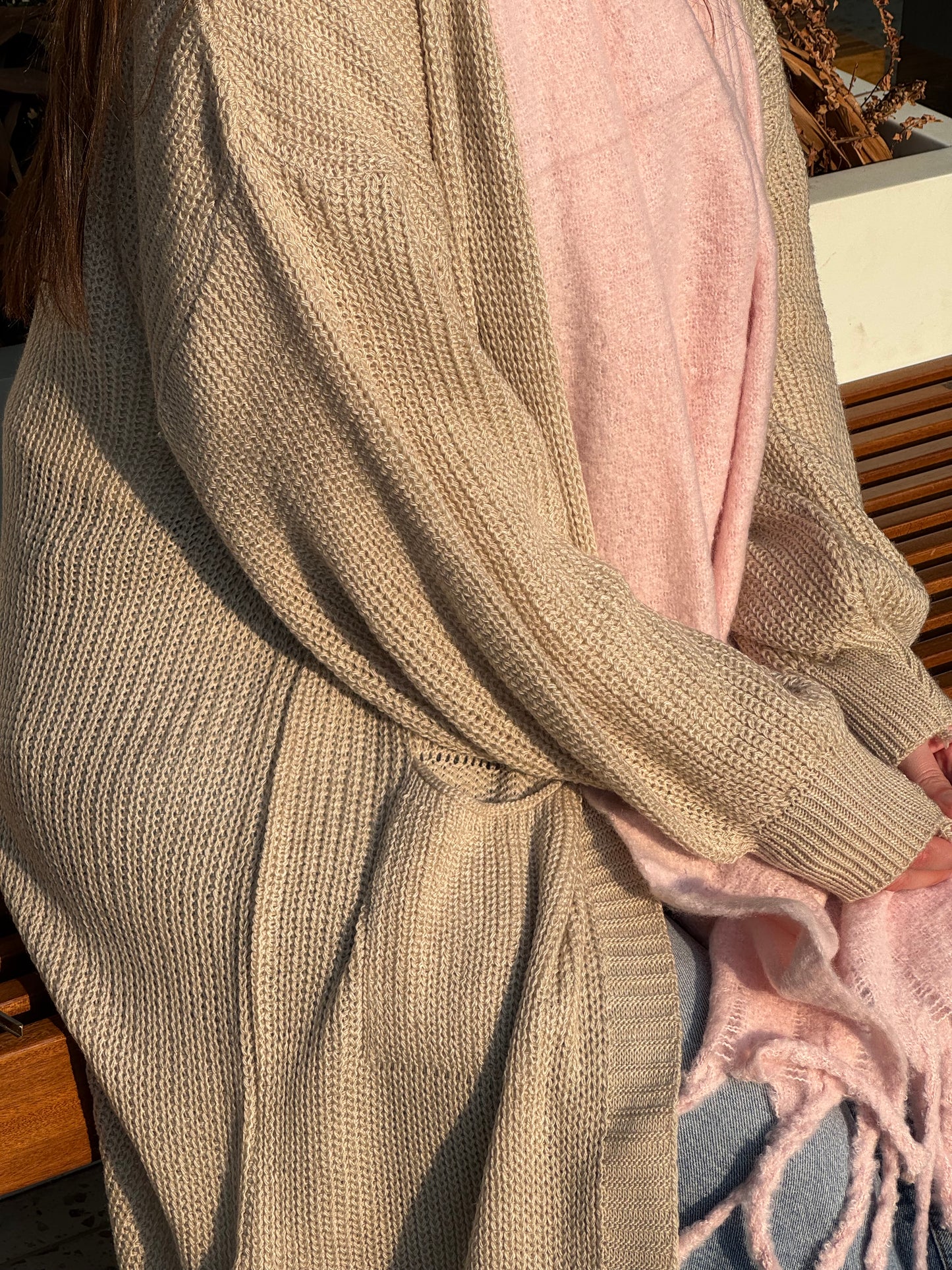 The knit cardigan - in beige